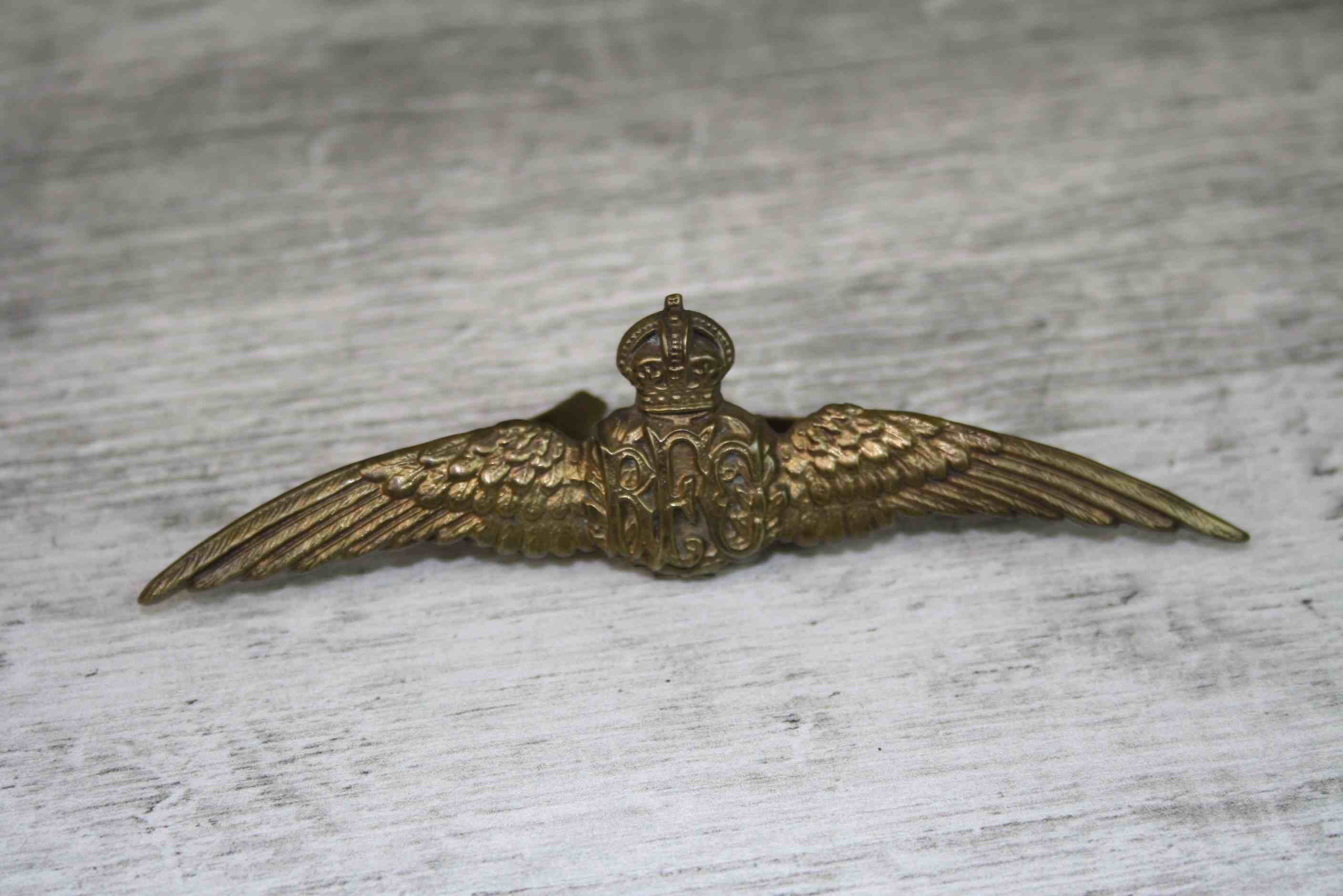 Royal Flying Corp WWI brass wings cap badge with Kings Crown, length approximately 9cm - Image 3 of 4