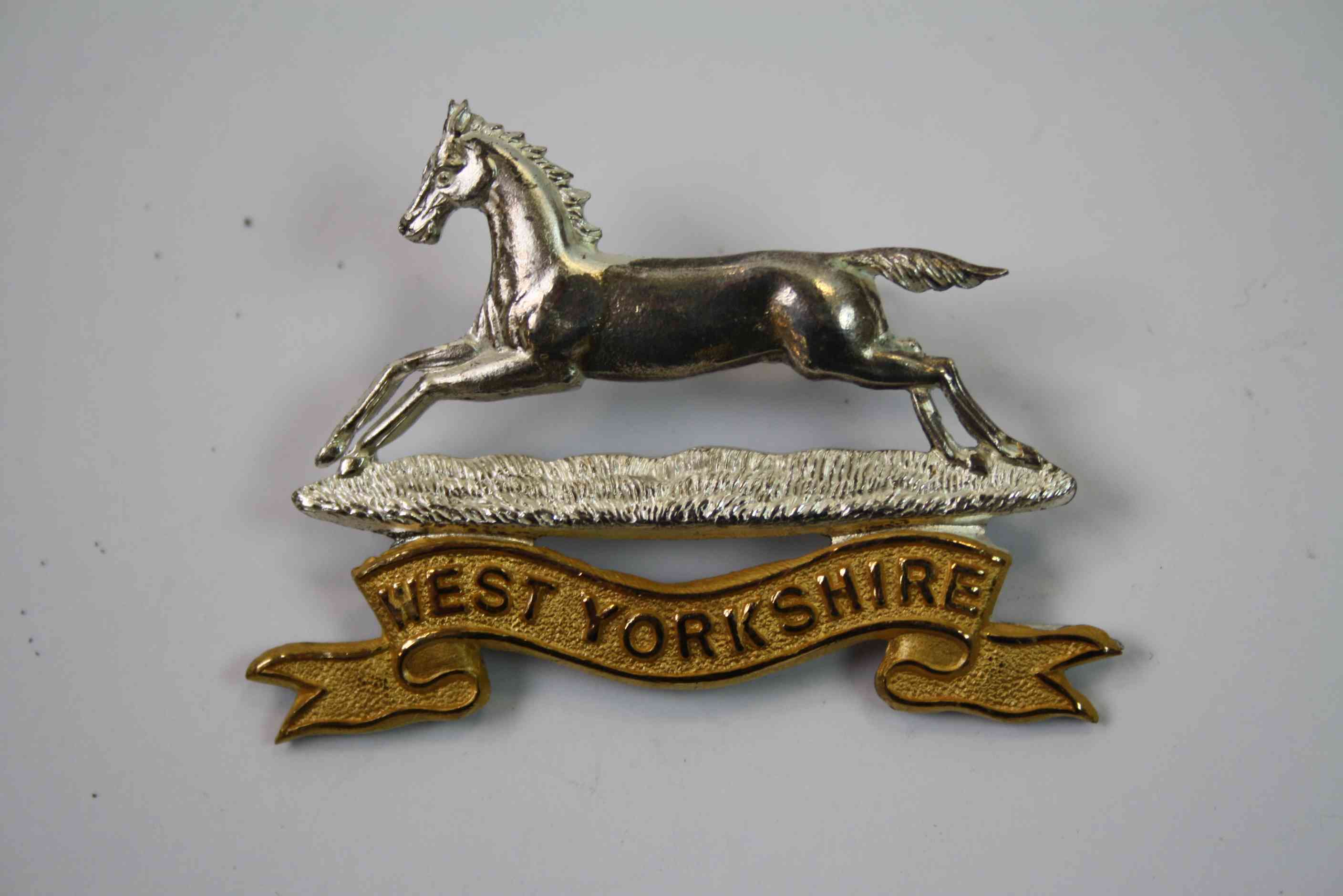 A West Yorkshire Regiment Officers Silver Gilt Plated Cap Badge With Rear Lug Fixings And Maker Mark - Image 3 of 5