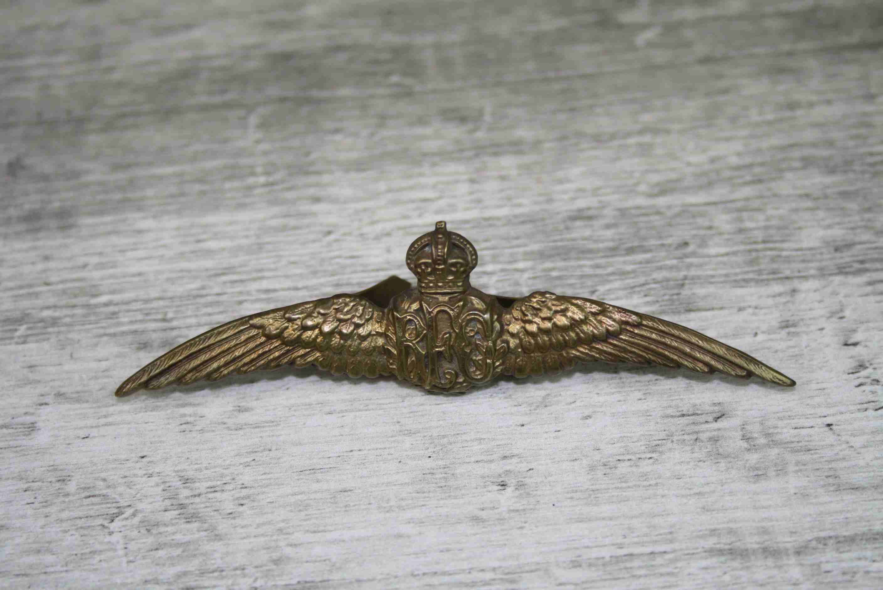 Royal Flying Corp WWI brass wings cap badge with Kings Crown, length approximately 9cm - Image 2 of 4