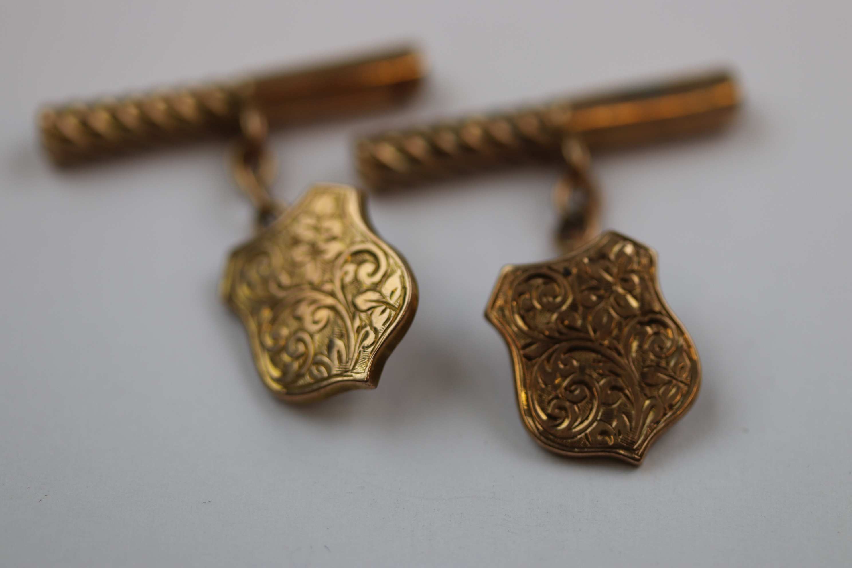 Pair of late Victorian 9ct rose gold chain link cufflinks, shield shaped foliate scroll engraved - Image 4 of 6