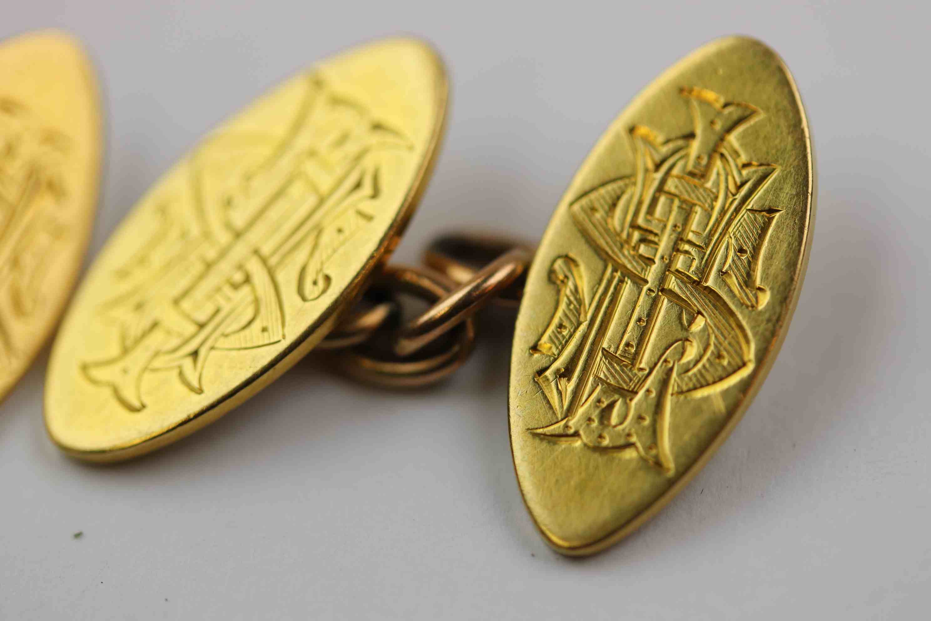 Pair of 18ct yellow gold chain link cufflinks, each navette shaped panel with engraved initials - Image 4 of 6