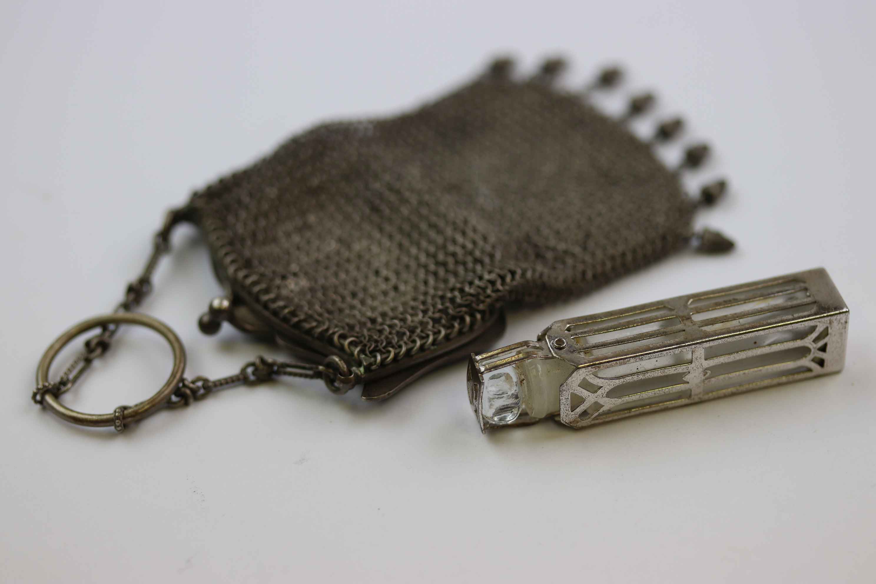 Art Nouveau white metal chain mail ladies coin purse, the hinged panel clasp with repousse bird - Image 4 of 4