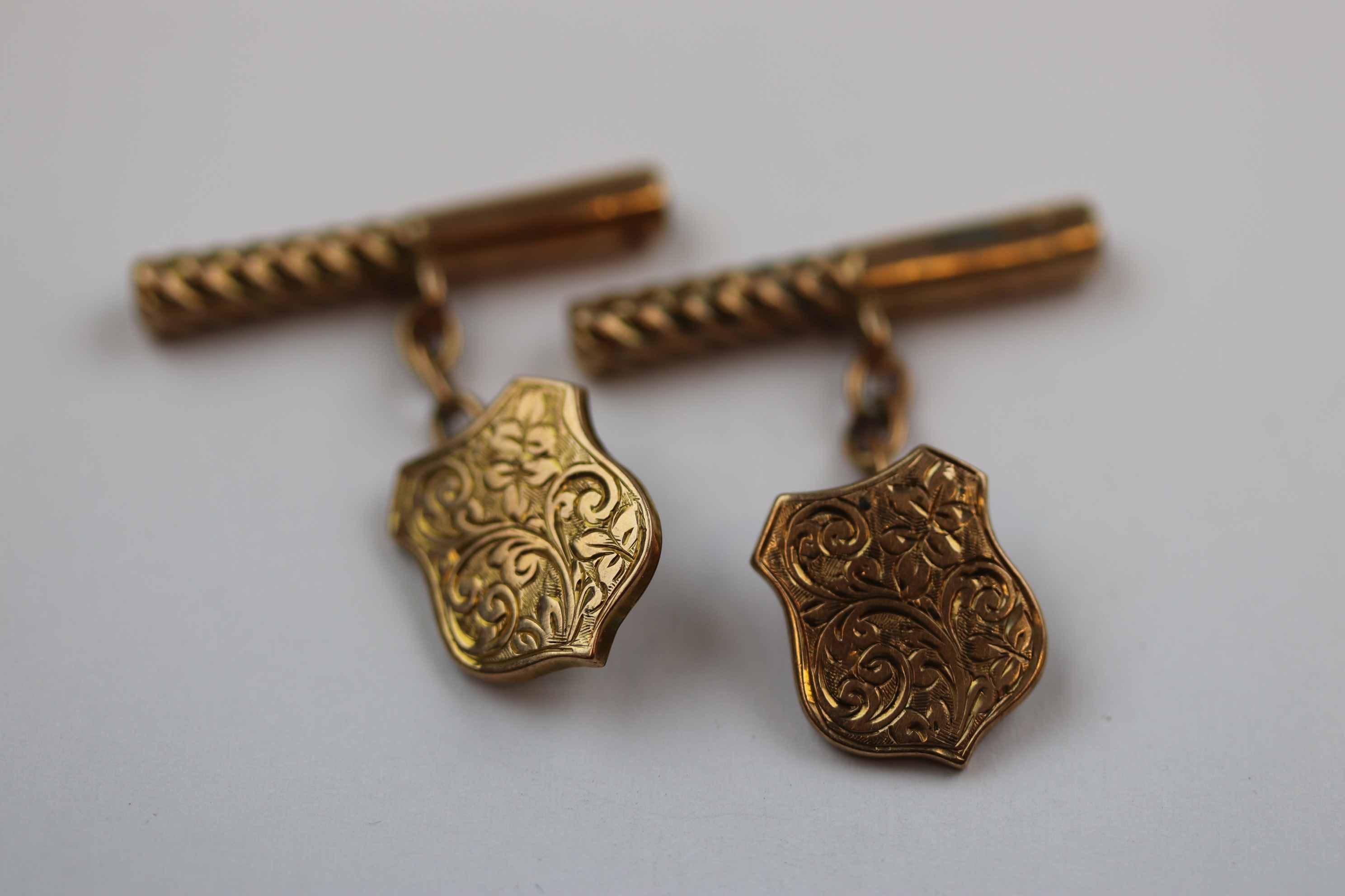 Pair of late Victorian 9ct rose gold chain link cufflinks, shield shaped foliate scroll engraved - Image 2 of 6