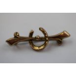 Victorian 9ct rose gold bar brooch with horseshoe and scroll motifs, steel hinged pin and simple