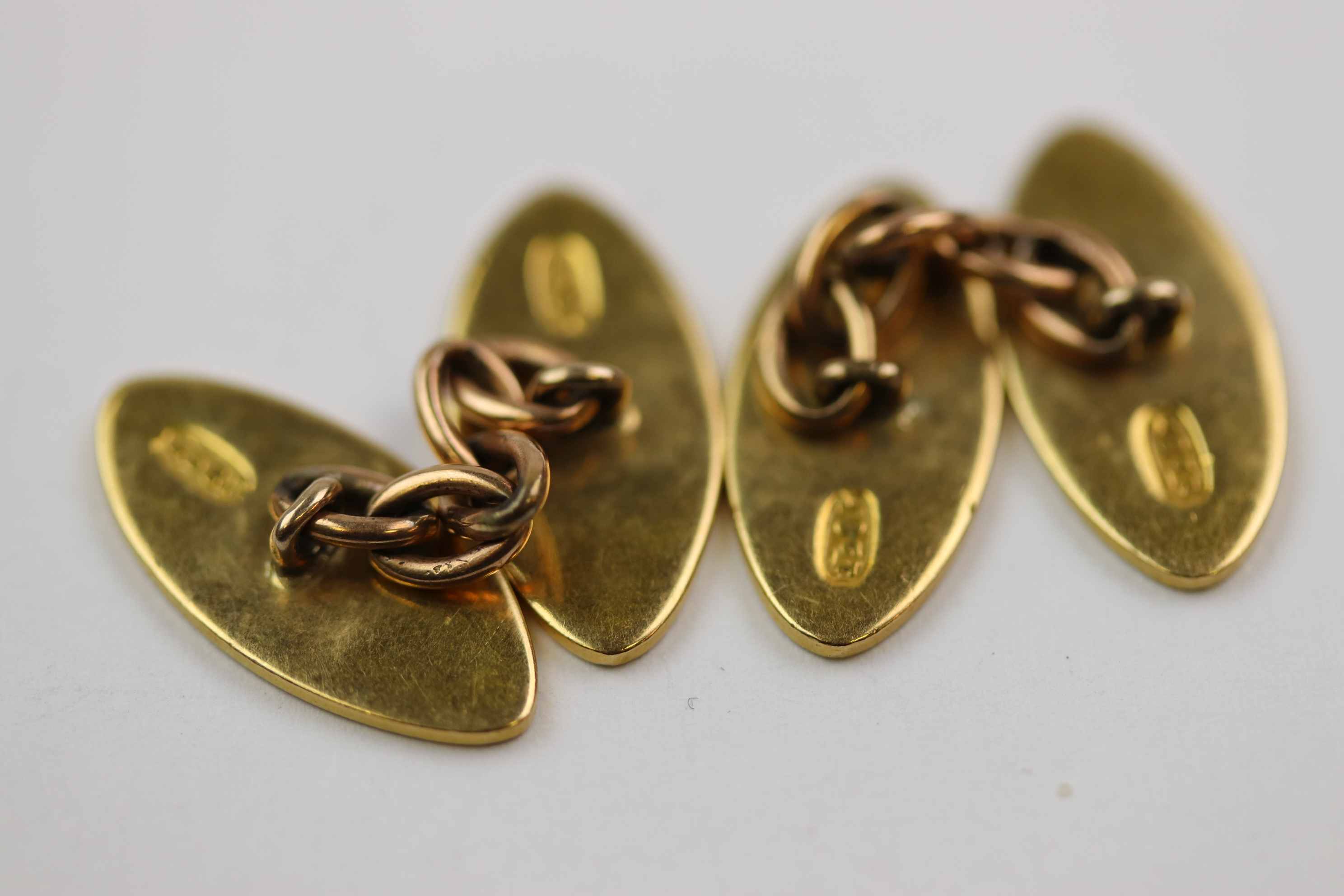 Pair of 18ct yellow gold chain link cufflinks, each navette shaped panel with engraved initials - Image 6 of 6