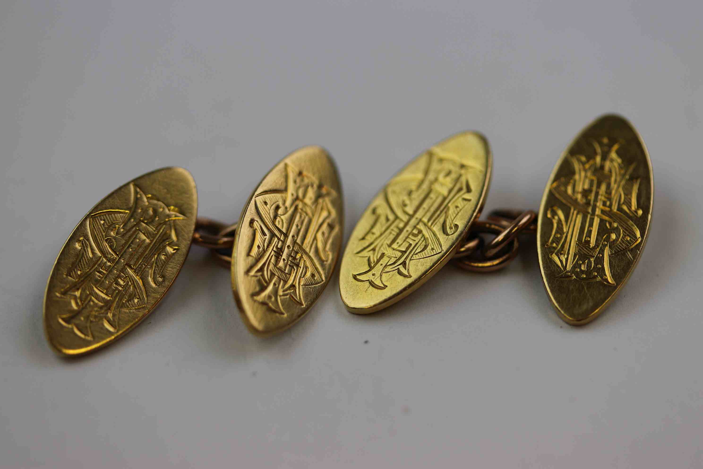 Pair of 18ct yellow gold chain link cufflinks, each navette shaped panel with engraved initials - Image 2 of 6