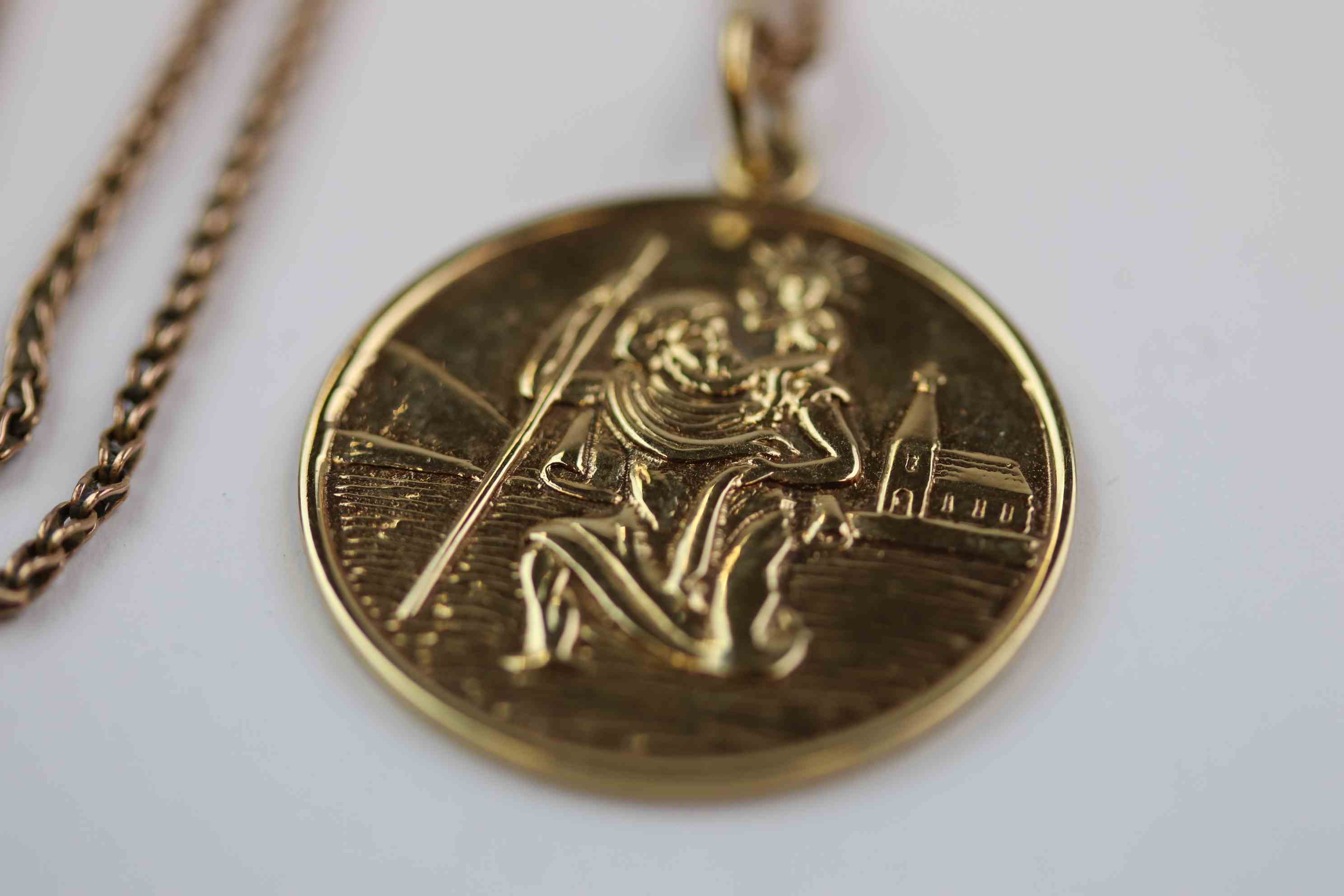 9ct yellow gold St Christopher pendant, diameter approximately 2.5cm on 9ct gold chain - Image 4 of 6