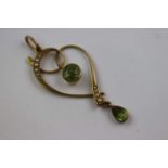 Edwardian peridot and seed pearl 15ct yellow gold sinuous pendant, central round mixed cut peridot