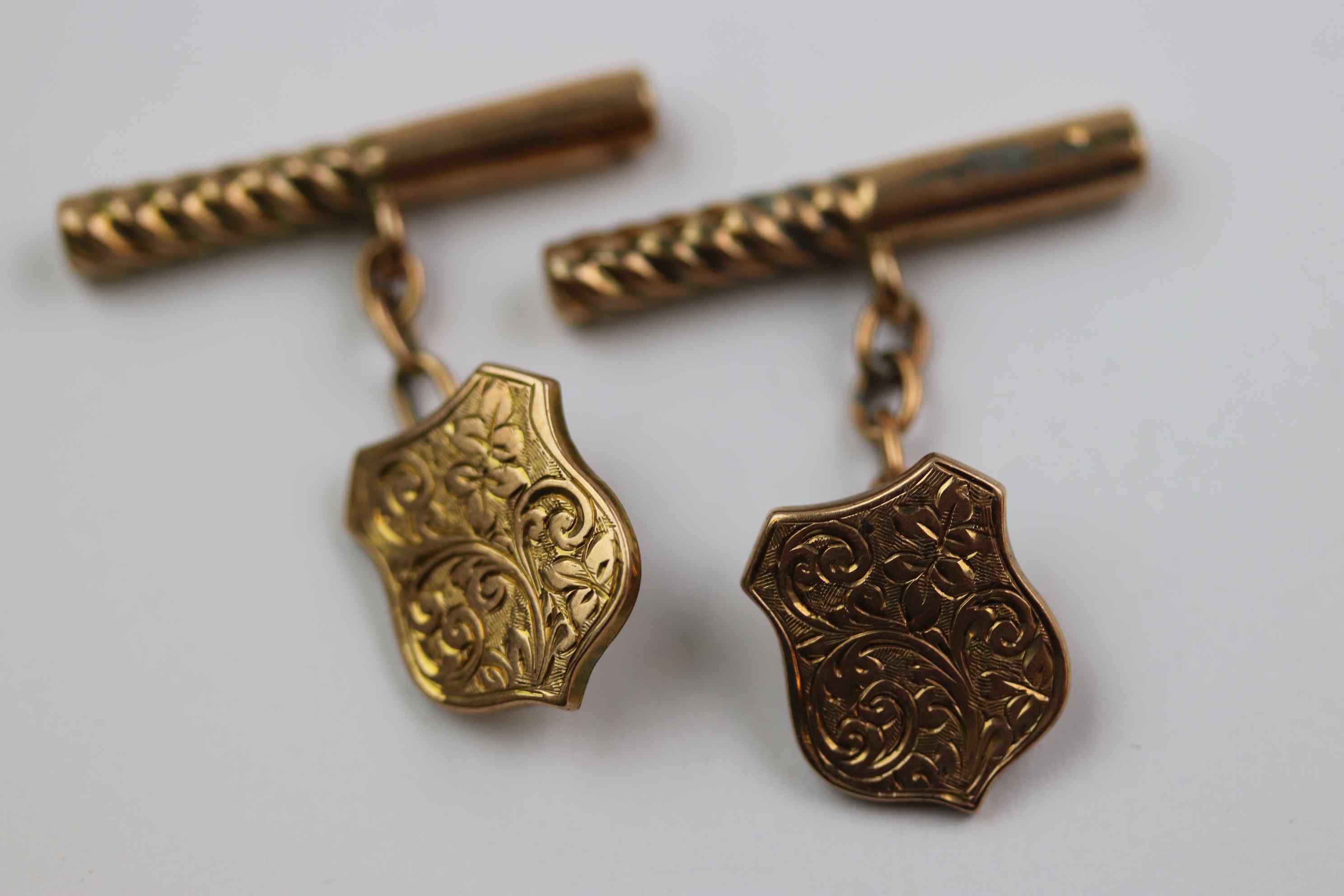 Pair of late Victorian 9ct rose gold chain link cufflinks, shield shaped foliate scroll engraved - Image 3 of 6