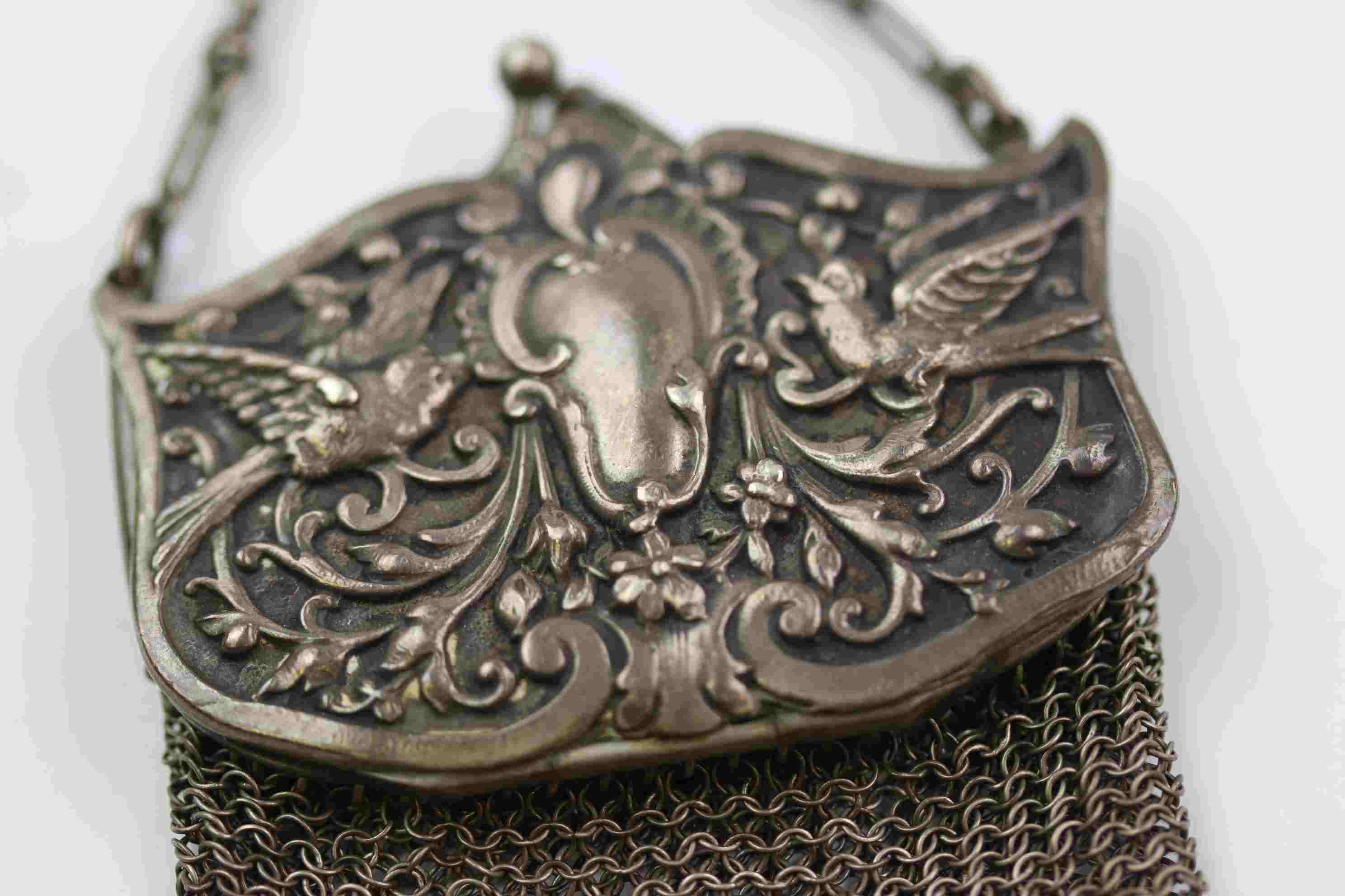 Art Nouveau white metal chain mail ladies coin purse, the hinged panel clasp with repousse bird - Image 3 of 4