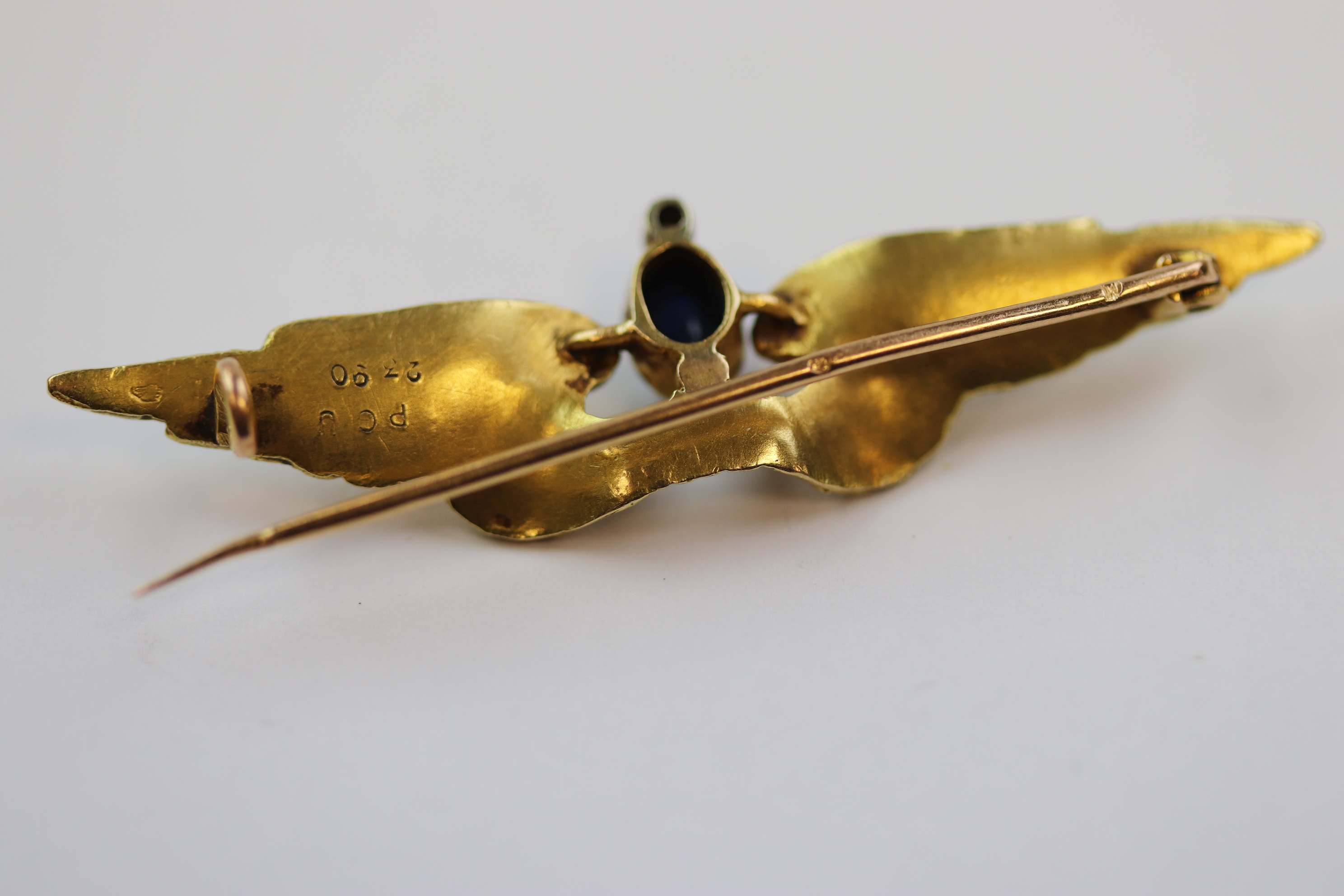 French 19th century sapphire and diamond 18ct yellow gold wings brooch, the textured feathered wings - Image 6 of 7