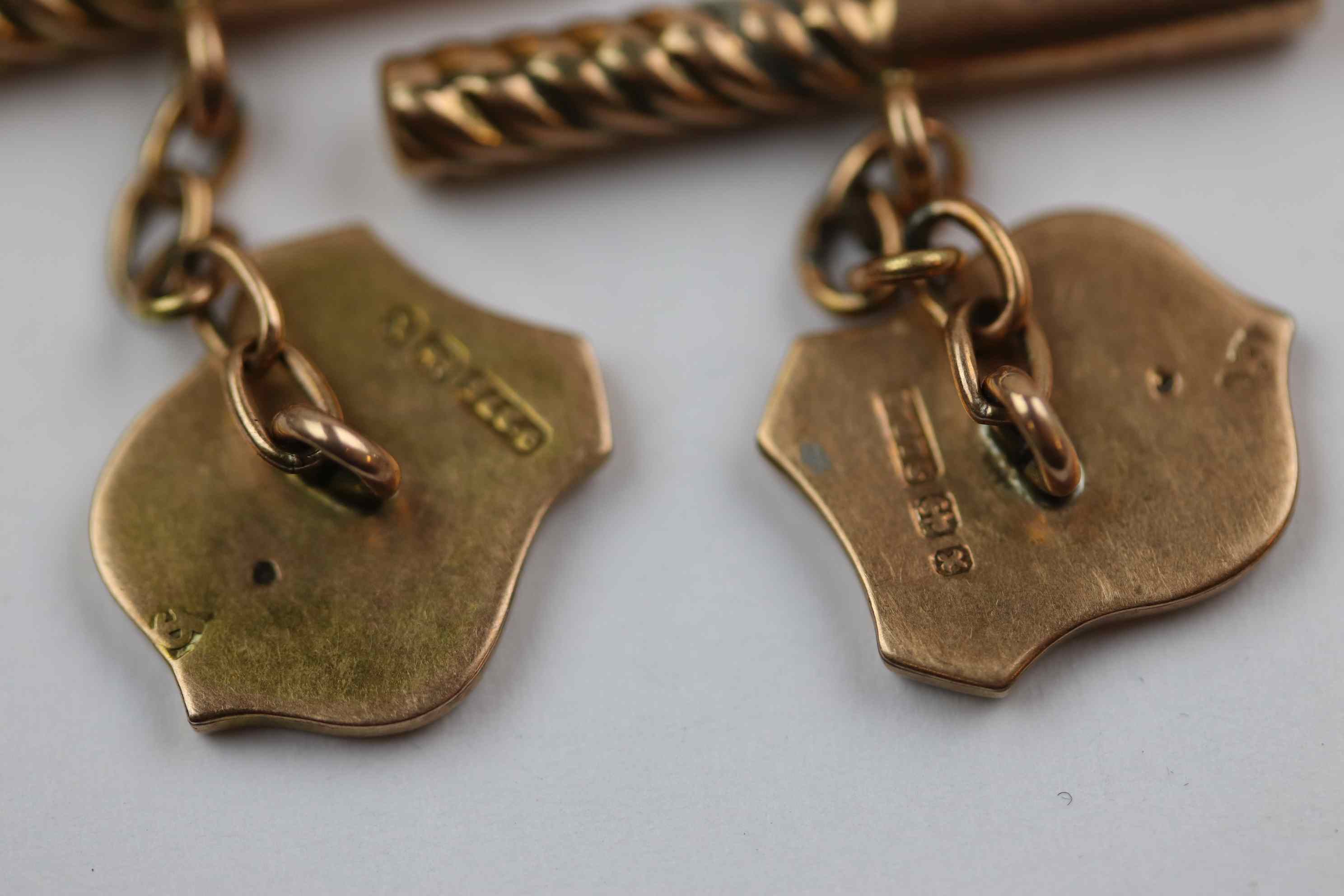 Pair of late Victorian 9ct rose gold chain link cufflinks, shield shaped foliate scroll engraved - Image 6 of 6