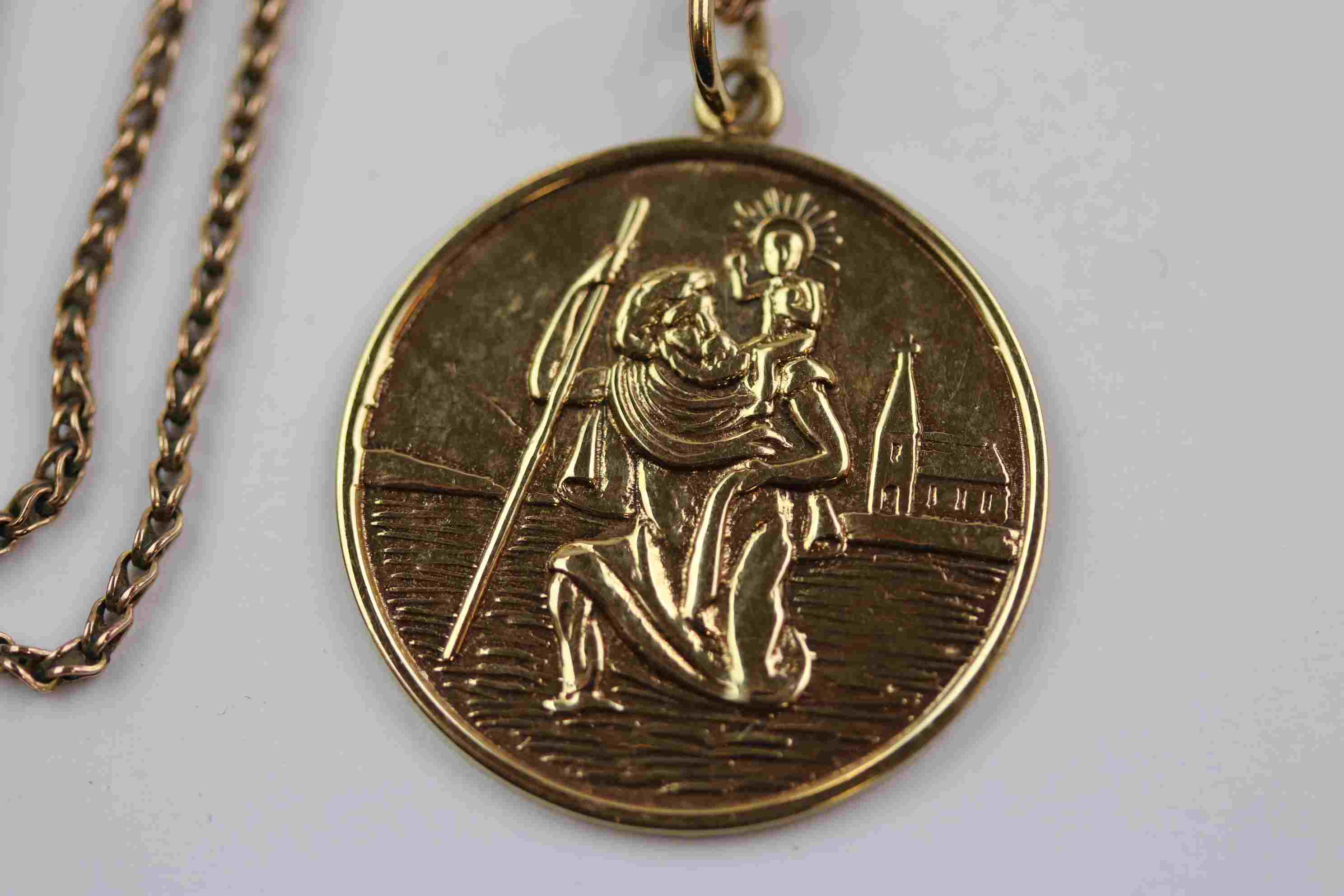 9ct yellow gold St Christopher pendant, diameter approximately 2.5cm on 9ct gold chain - Image 2 of 6