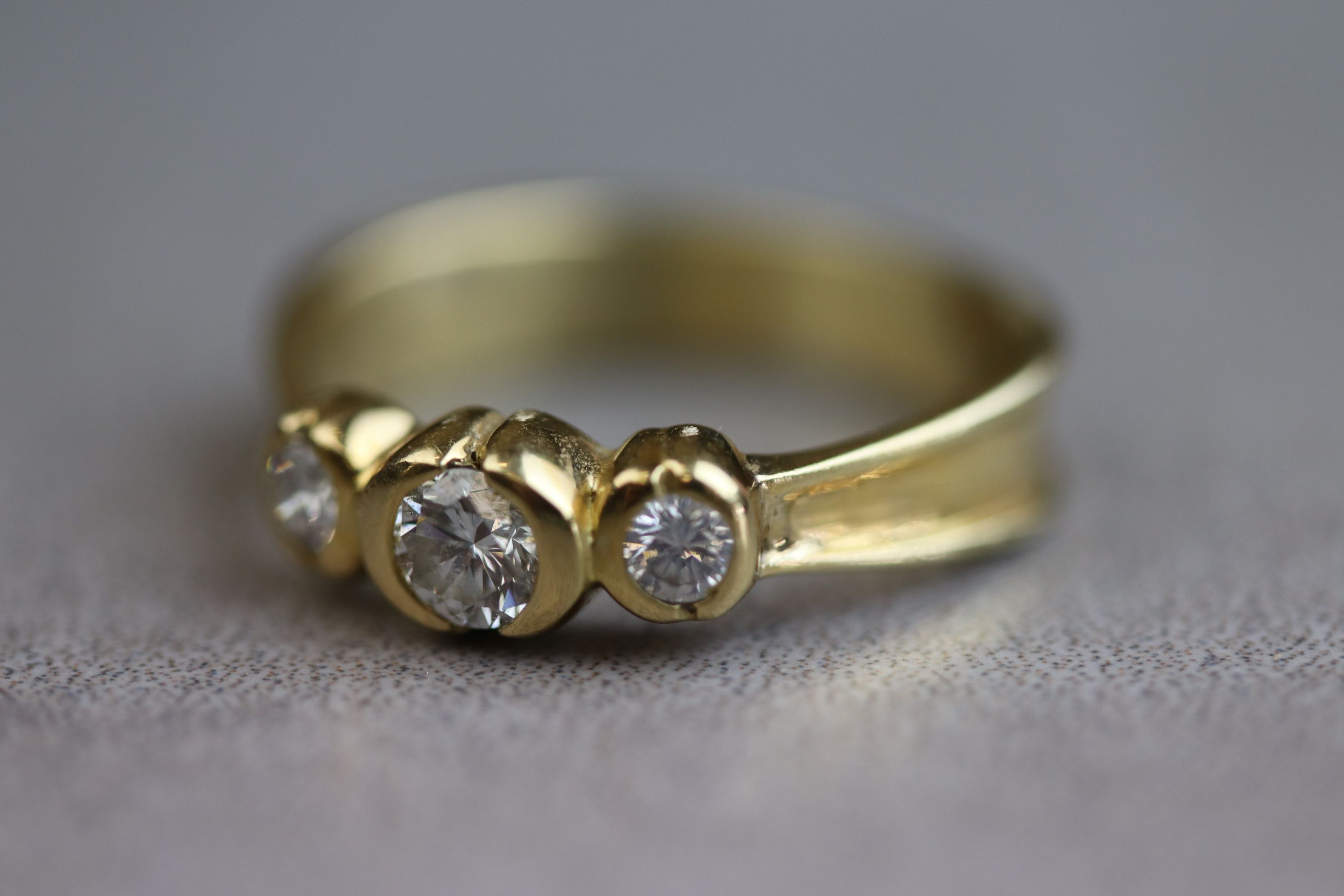 A diamond three stone yellow gold ring, the three round brilliant cut diamonds weighing - Image 5 of 5