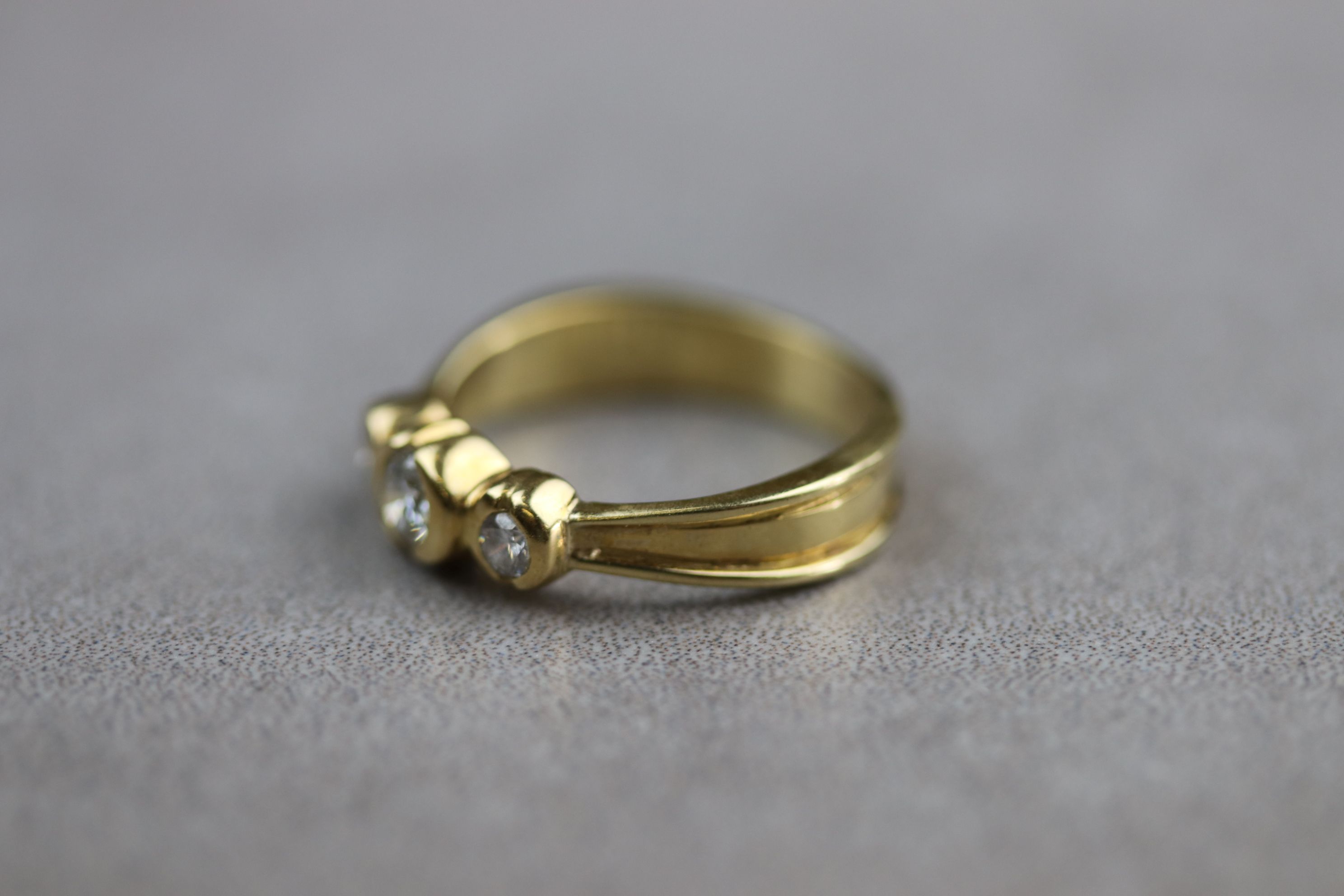 A diamond three stone yellow gold ring, the three round brilliant cut diamonds weighing - Image 3 of 5