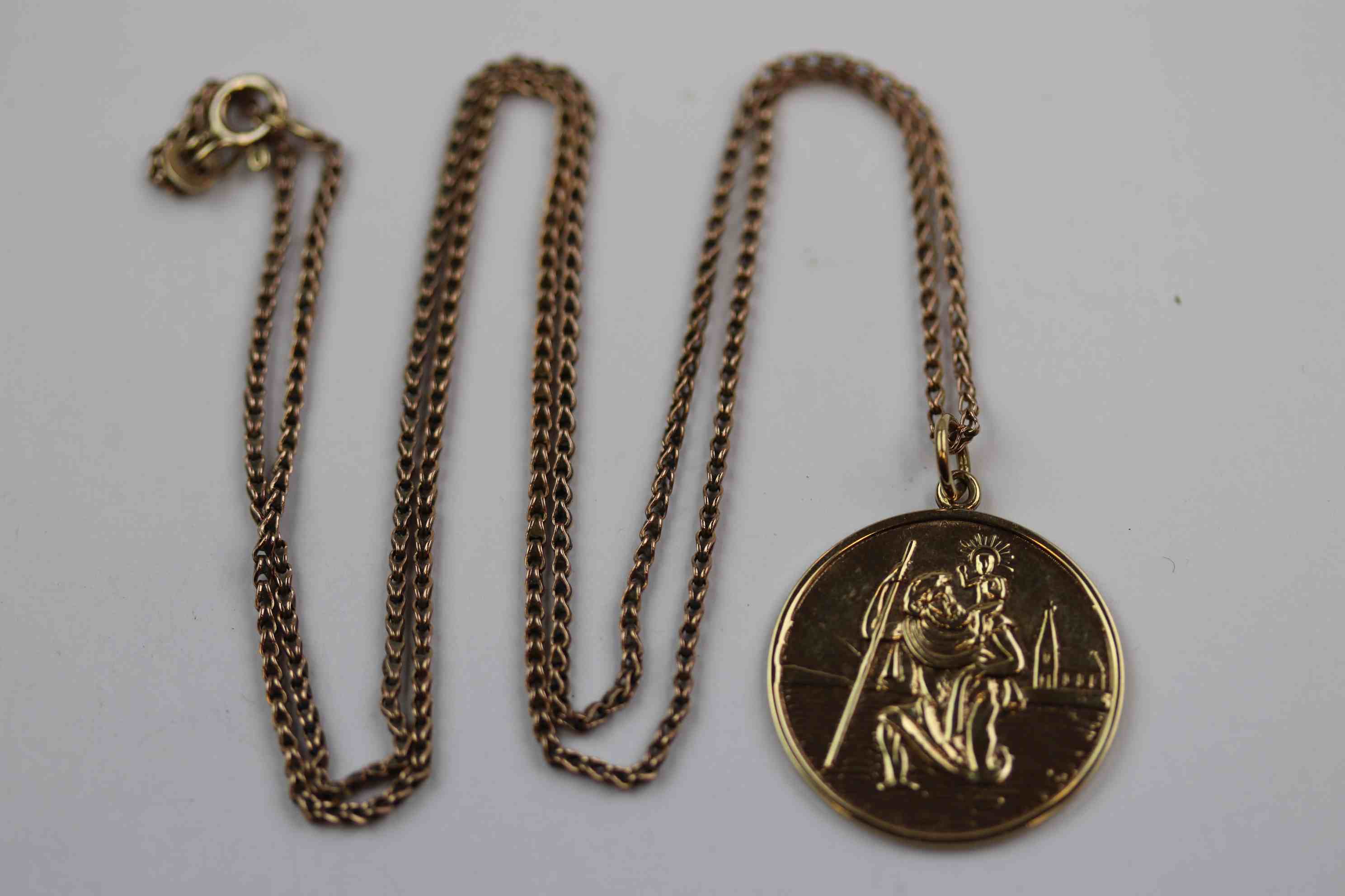 9ct yellow gold St Christopher pendant, diameter approximately 2.5cm on 9ct gold chain - Image 3 of 6