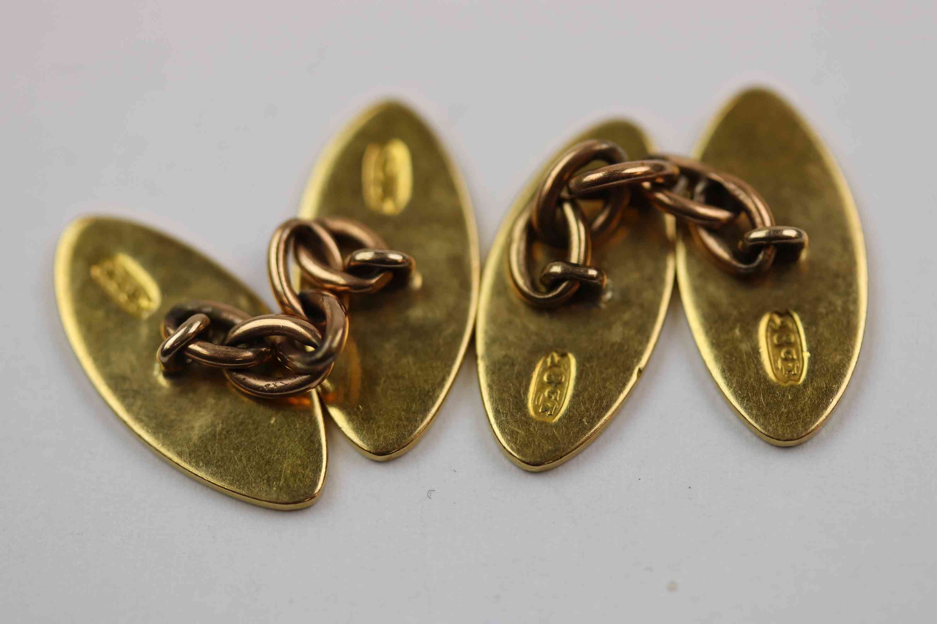 Pair of 18ct yellow gold chain link cufflinks, each navette shaped panel with engraved initials - Image 5 of 6