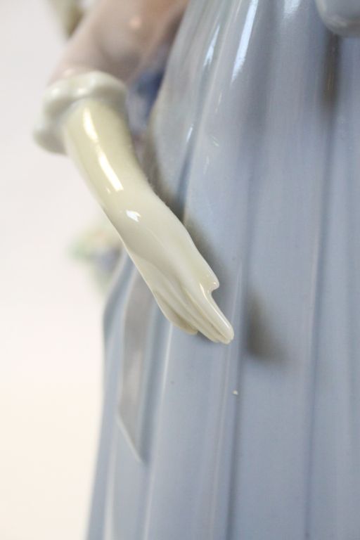 Large Lladro ceramic figurine of "Daughters", both carrying flowers and standing approx 32.5cm - Image 6 of 7