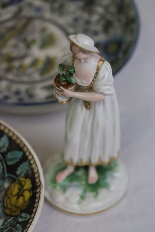 Pair of 19th century hand painted figurines with gilt detailing, in 18th century style clothing - Image 9 of 9