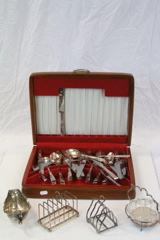 Small collection of vintage Silver plate to include a Hukin & Heath Toast rack and a cased Canteen