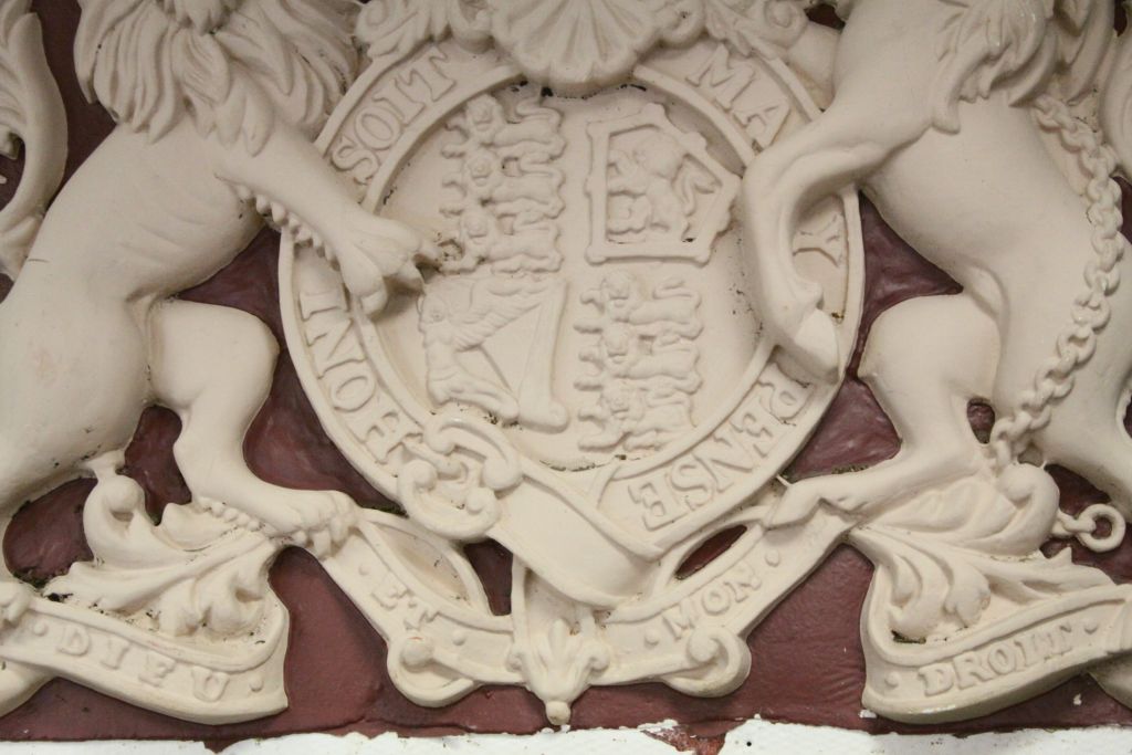 Large Fibreglass mould for the Queen's Coat of Arms, approx 118cm diameter - Image 3 of 3