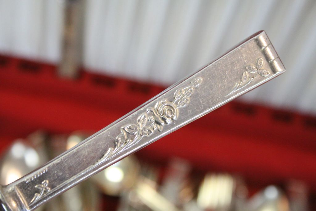 Small collection of vintage Silver plate to include a Hukin & Heath Toast rack and a cased Canteen - Image 3 of 3