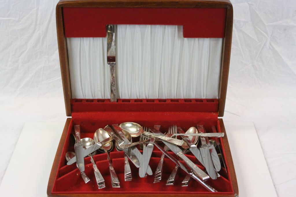 Small collection of vintage Silver plate to include a Hukin & Heath Toast rack and a cased Canteen - Image 2 of 3