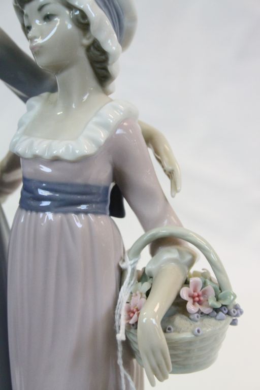 Large Lladro ceramic figurine of "Daughters", both carrying flowers and standing approx 32.5cm - Image 3 of 7