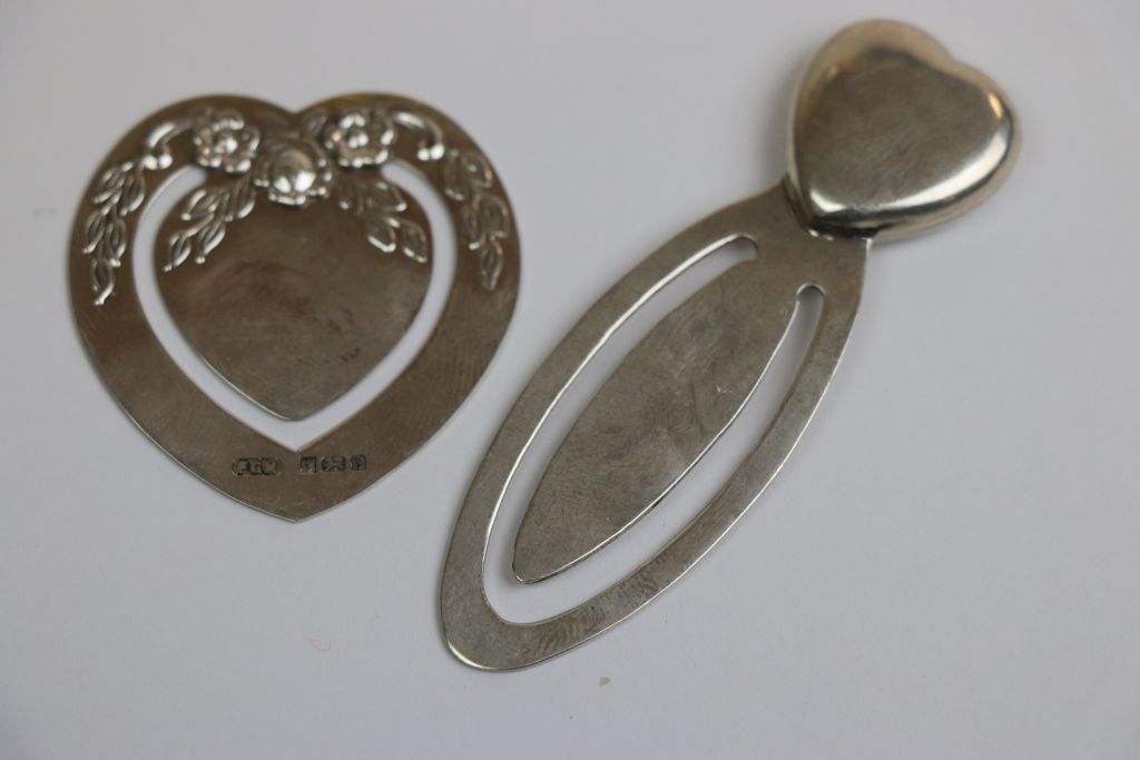 Silver bookmark in the form of a heart with floral decoration in relief, makers Harrison - Image 2 of 4