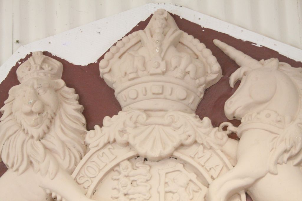 Large Fibreglass mould for the Queen's Coat of Arms, approx 118cm diameter - Image 2 of 3