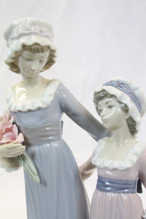 Large Lladro ceramic figurine of "Daughters", both carrying flowers and standing approx 32.5cm - Image 4 of 7