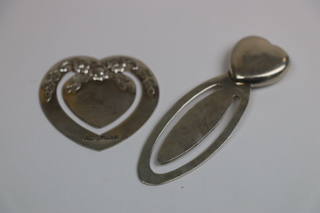 Silver bookmark in the form of a heart with floral decoration in relief, makers Harrison - Image 3 of 4