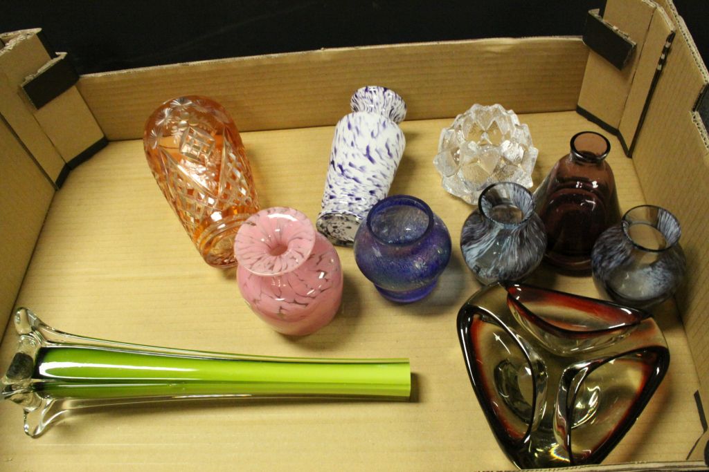 Tray of Fourteen Items of Glassware including Mdnina Vase plus other Vases and a Studio Glass - Image 2 of 2
