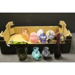 Tray of Fourteen Items of Glassware including Mdnina Vase plus other Vases and a Studio Glass