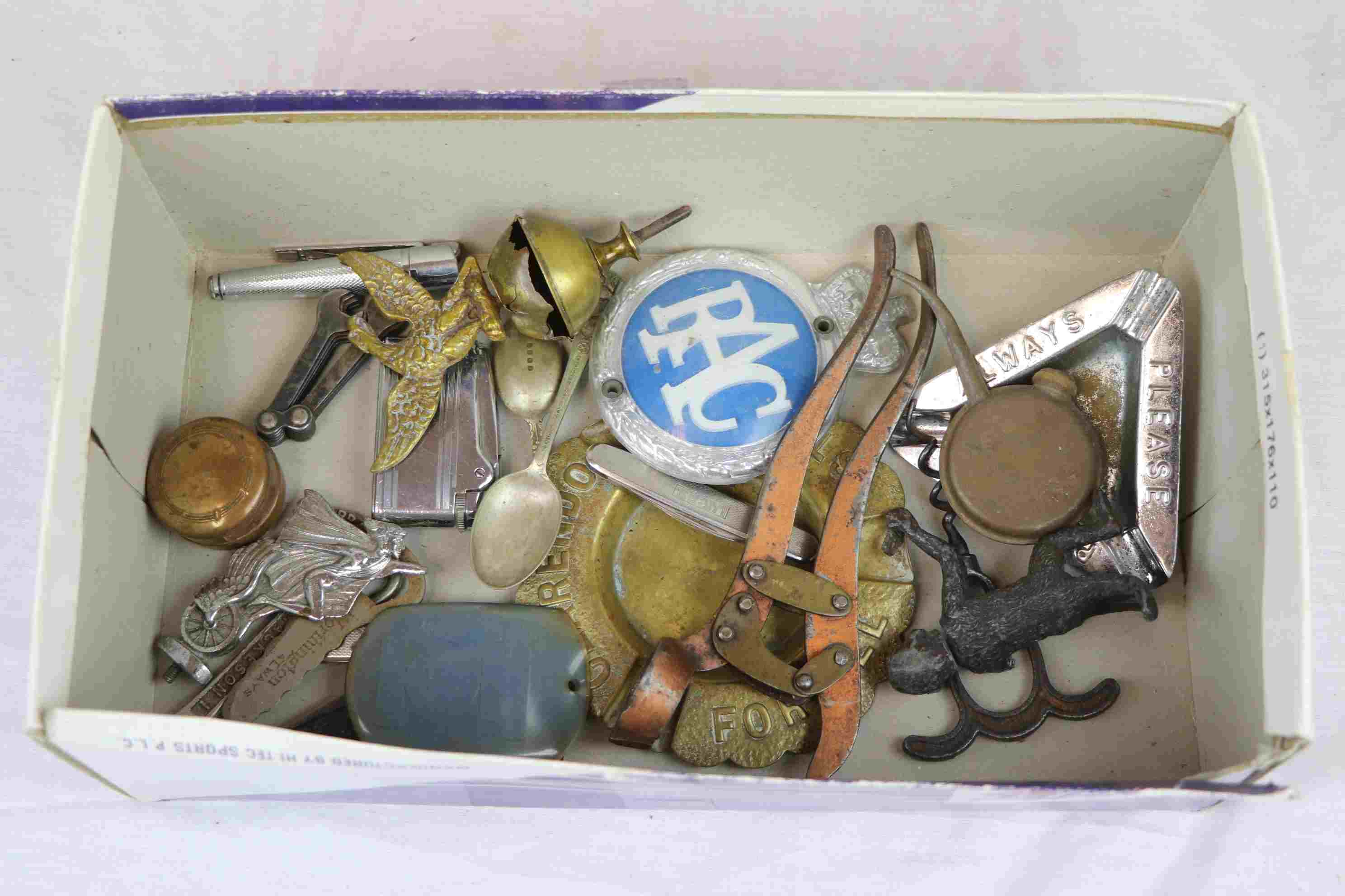 Mixed collectables to include RAC car badge, Penknives, Bottle opener, ashtrays etc