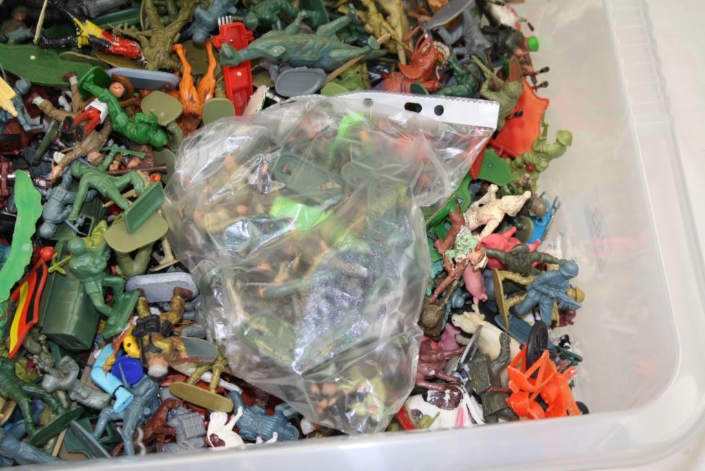 Quantity of plastic/metal models to include soldiers, farm animals, dinosaurs, vehicles, featuring - Image 6 of 7