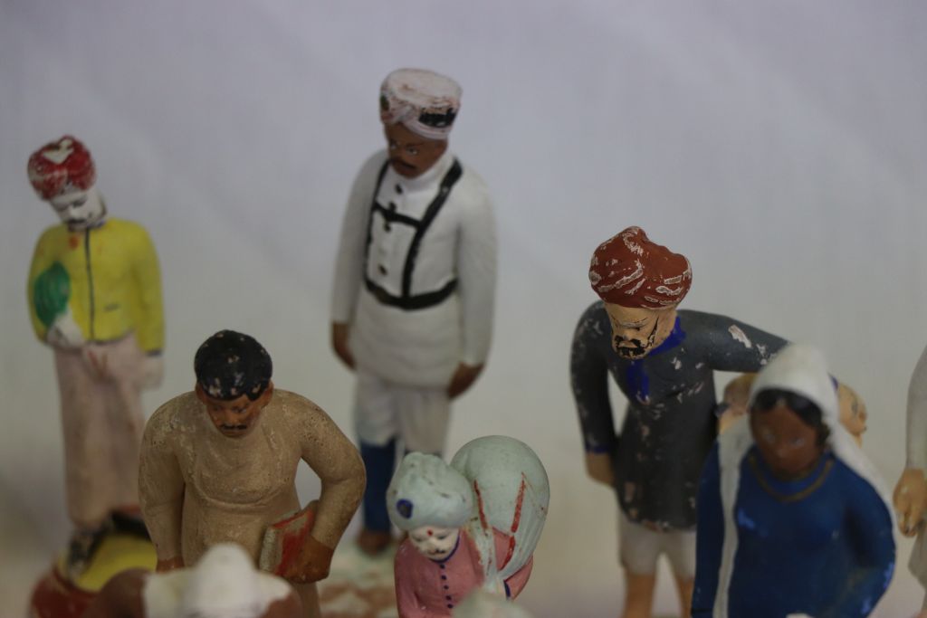Collection of vintage Painted Indian Plaster figures, all different to include Military style - Image 3 of 8