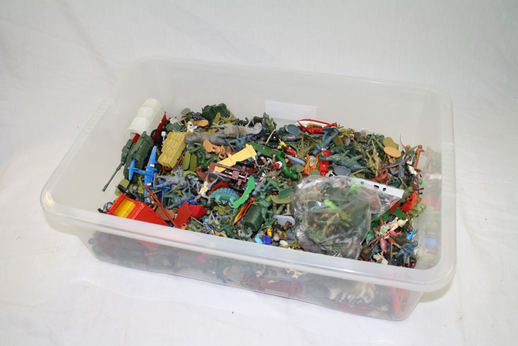 Quantity of plastic/metal models to include soldiers, farm animals, dinosaurs, vehicles, featuring