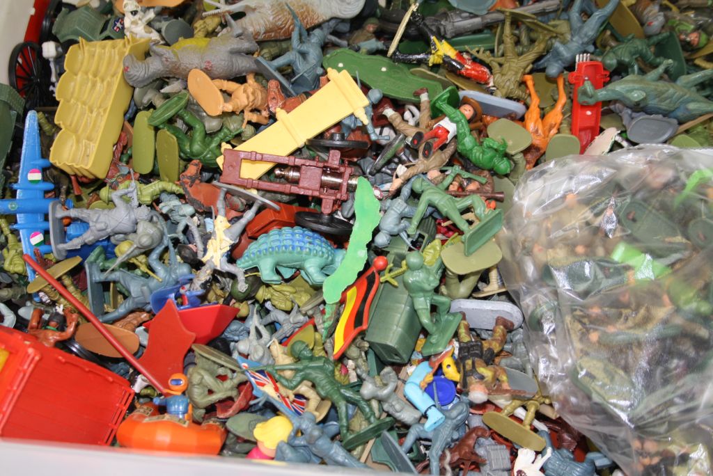 Quantity of plastic/metal models to include soldiers, farm animals, dinosaurs, vehicles, featuring - Image 7 of 7