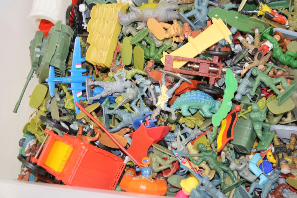 Quantity of plastic/metal models to include soldiers, farm animals, dinosaurs, vehicles, featuring - Image 3 of 7