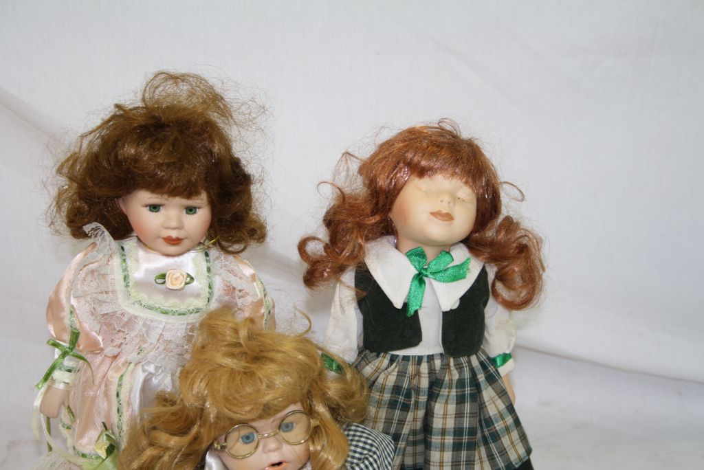 Collection of approx.33 contemporary dolls, featuring The Classique Collection, Alberon and The - Image 6 of 7