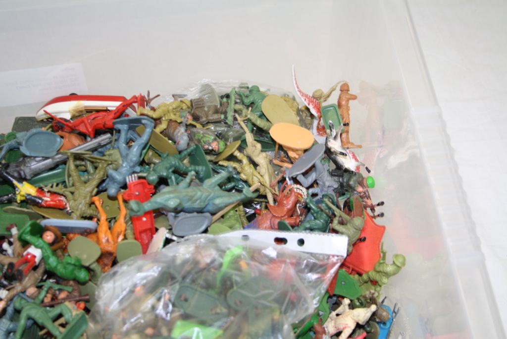 Quantity of plastic/metal models to include soldiers, farm animals, dinosaurs, vehicles, featuring - Image 5 of 7