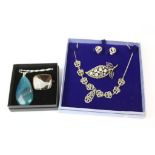 Small collection of Boxed jewellery to include Jewelcraft Brooch & Hardstone pendant and Brooch with