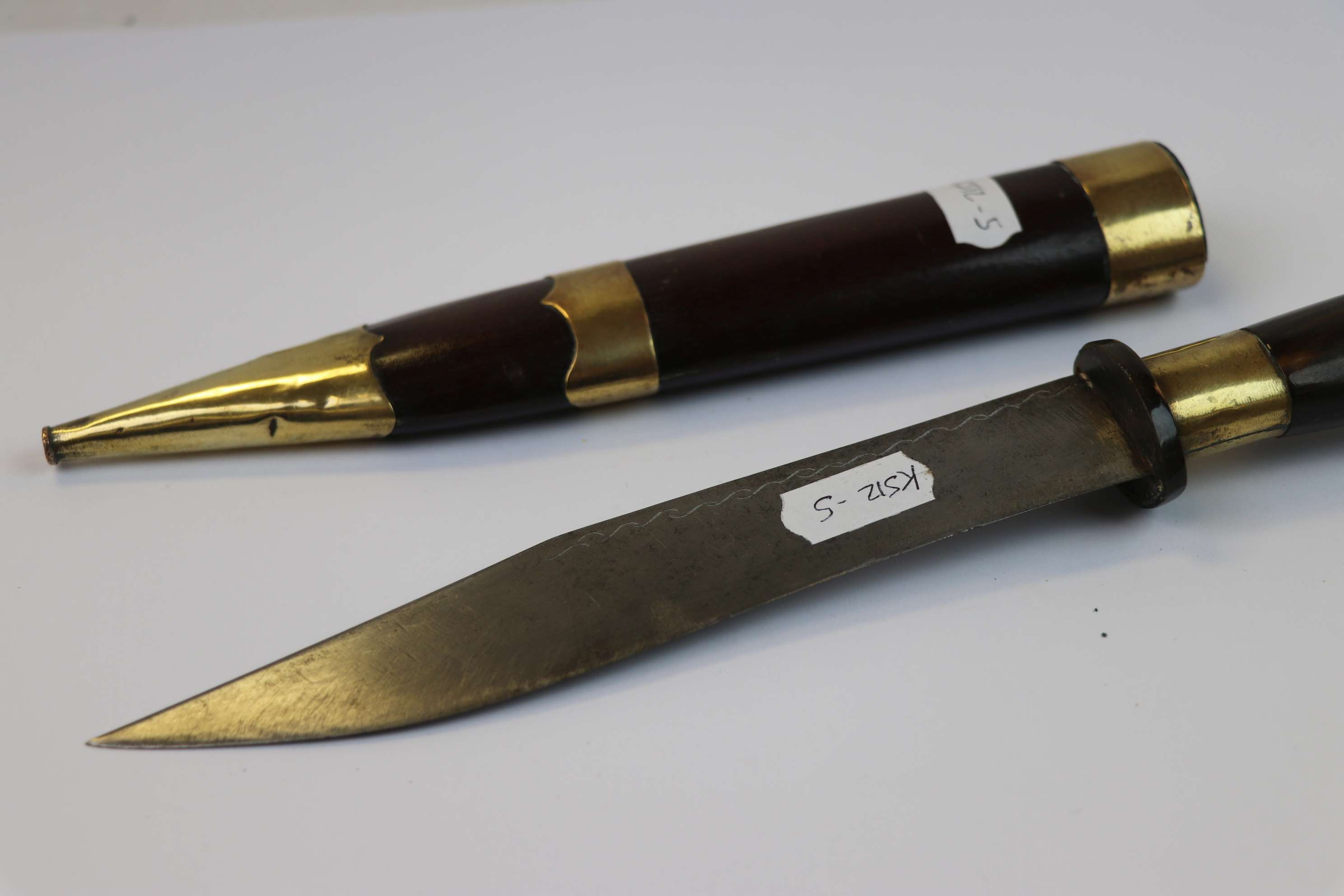 A Vintage Malayan Dagger With Wood And Brass Sheath. - Image 3 of 3
