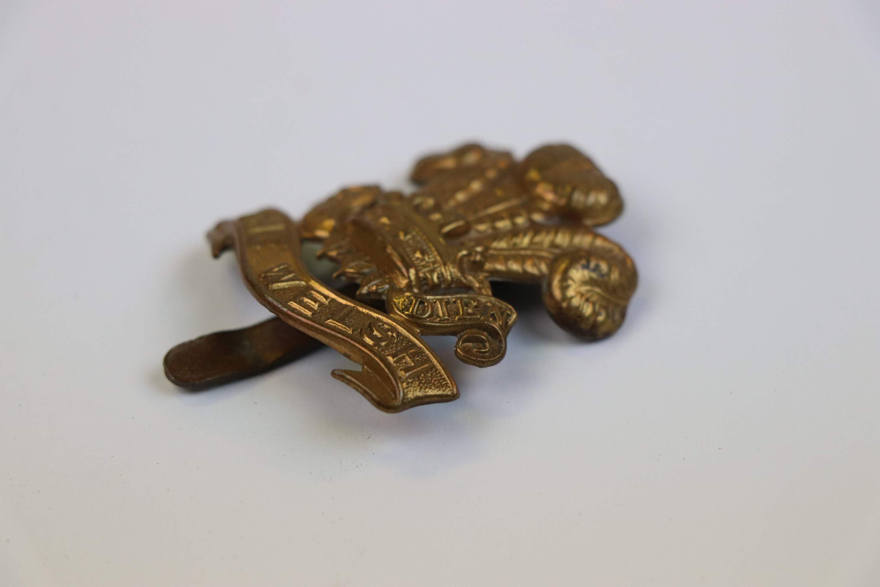 A Welsh Regiment All Brass Cap Badge. - Image 3 of 4