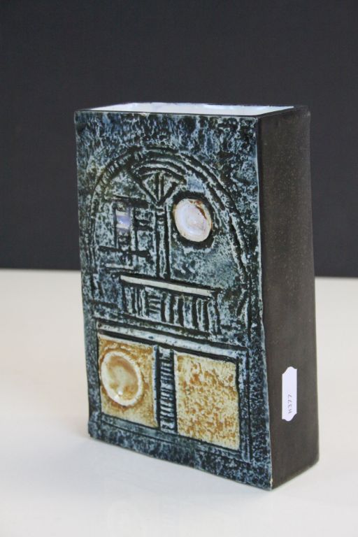 Troika slab vase, possibly Tina Doubleday (1977-1979), measures approx 17.5 x 11.5 x 4.5cm - Image 2 of 5