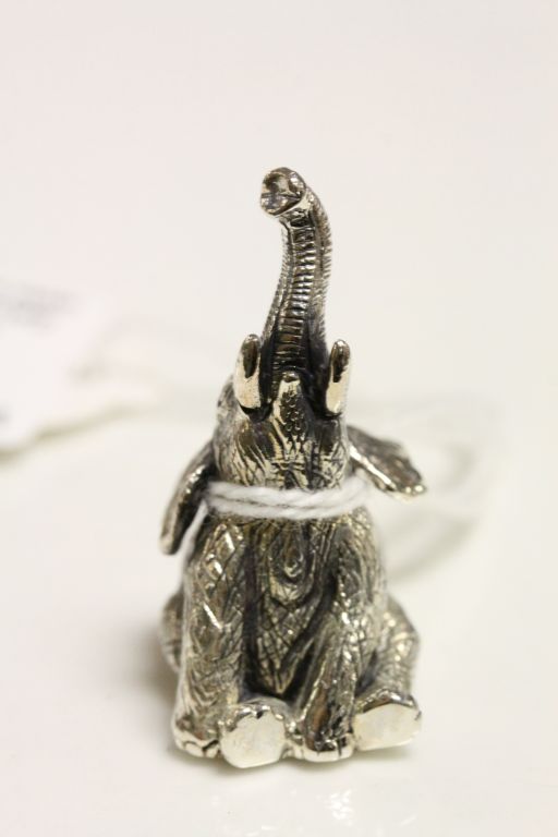 Miniature figure of a seated elephant - Image 2 of 3