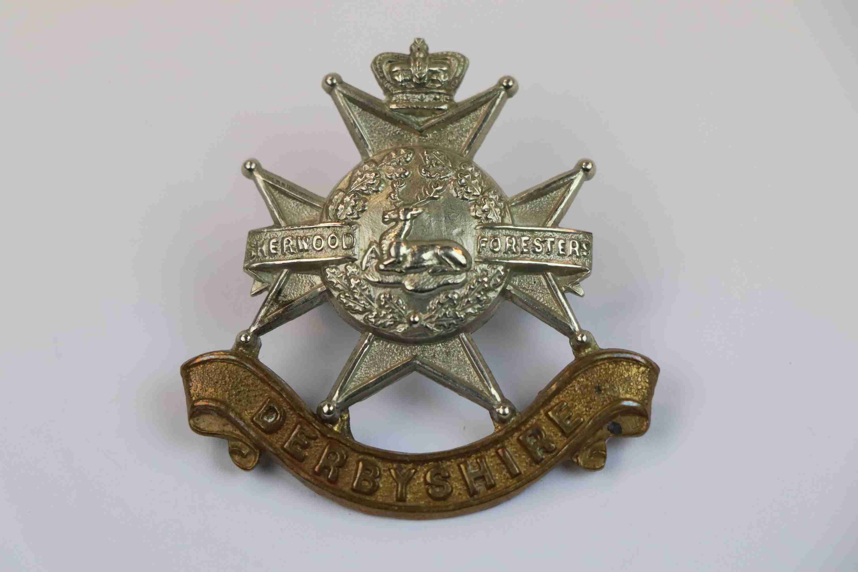 A Victorian Sherwood Foreseters Derbyshire Regiment Cap Badge. - Image 2 of 5