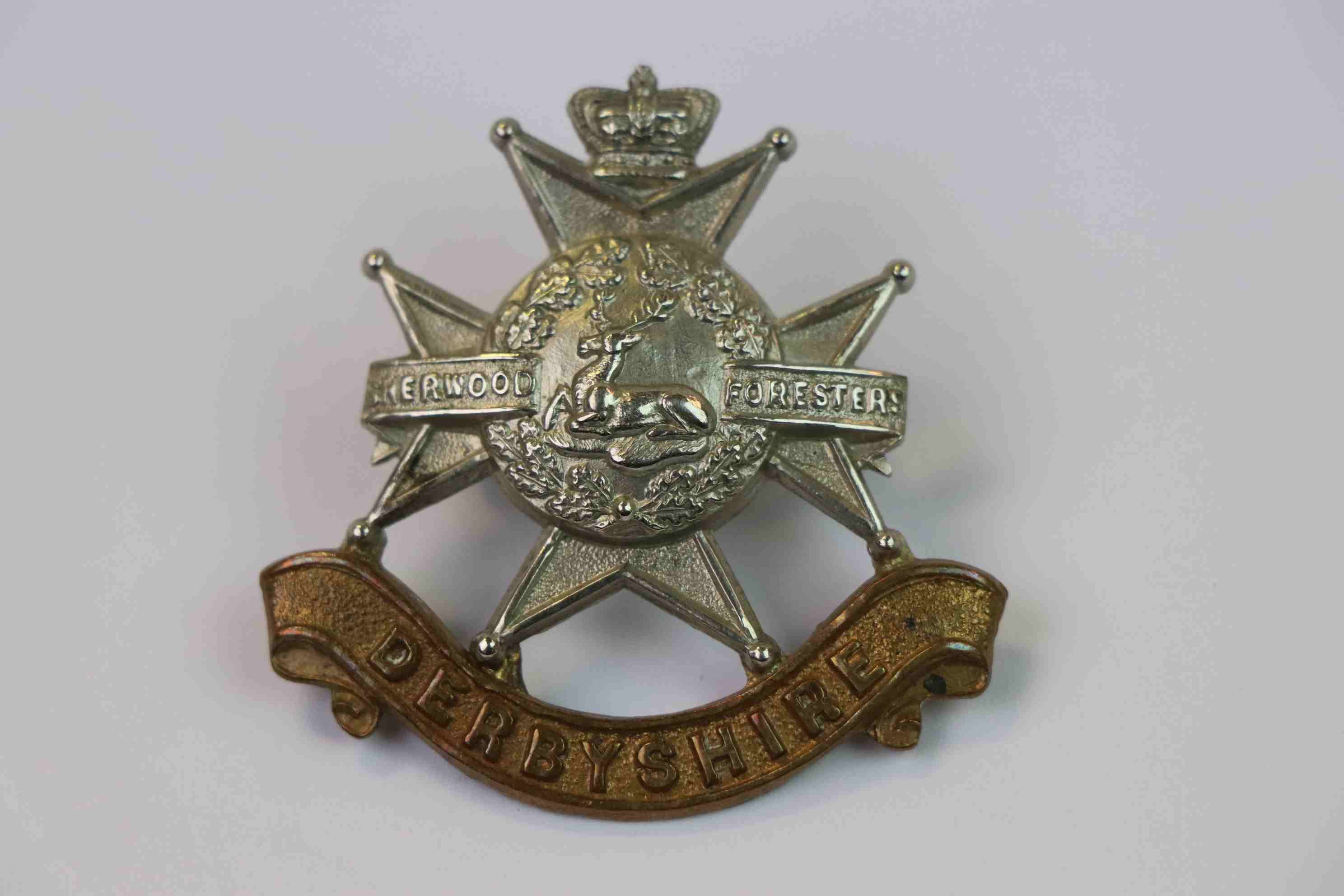 A Victorian Sherwood Foreseters Derbyshire Regiment Cap Badge. - Image 4 of 5