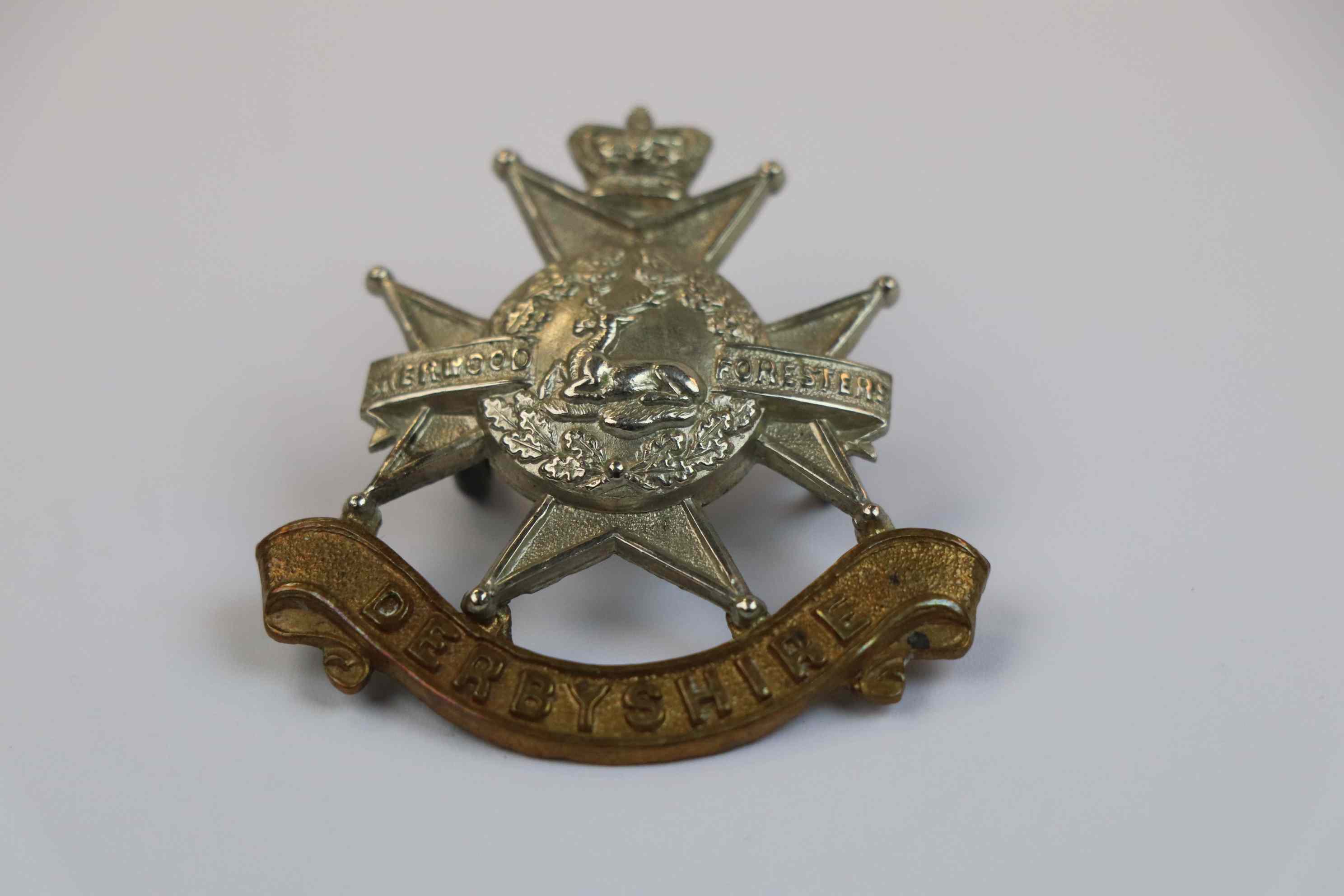 A Victorian Sherwood Foreseters Derbyshire Regiment Cap Badge. - Image 3 of 5